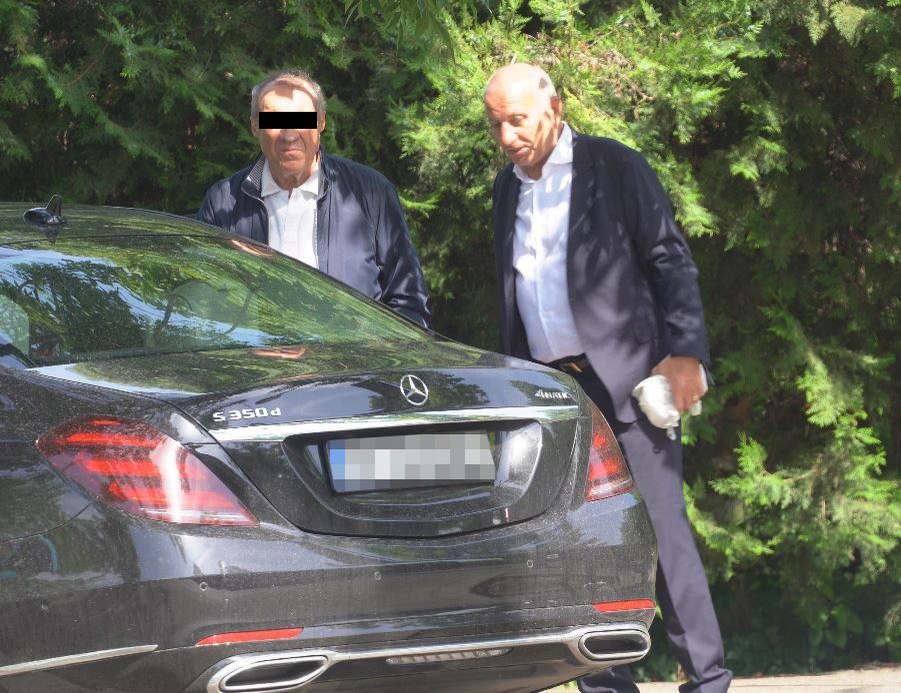 Costel Bucur a încasat un "pachet" în parcare de la, posibil, un partener de afaceri
