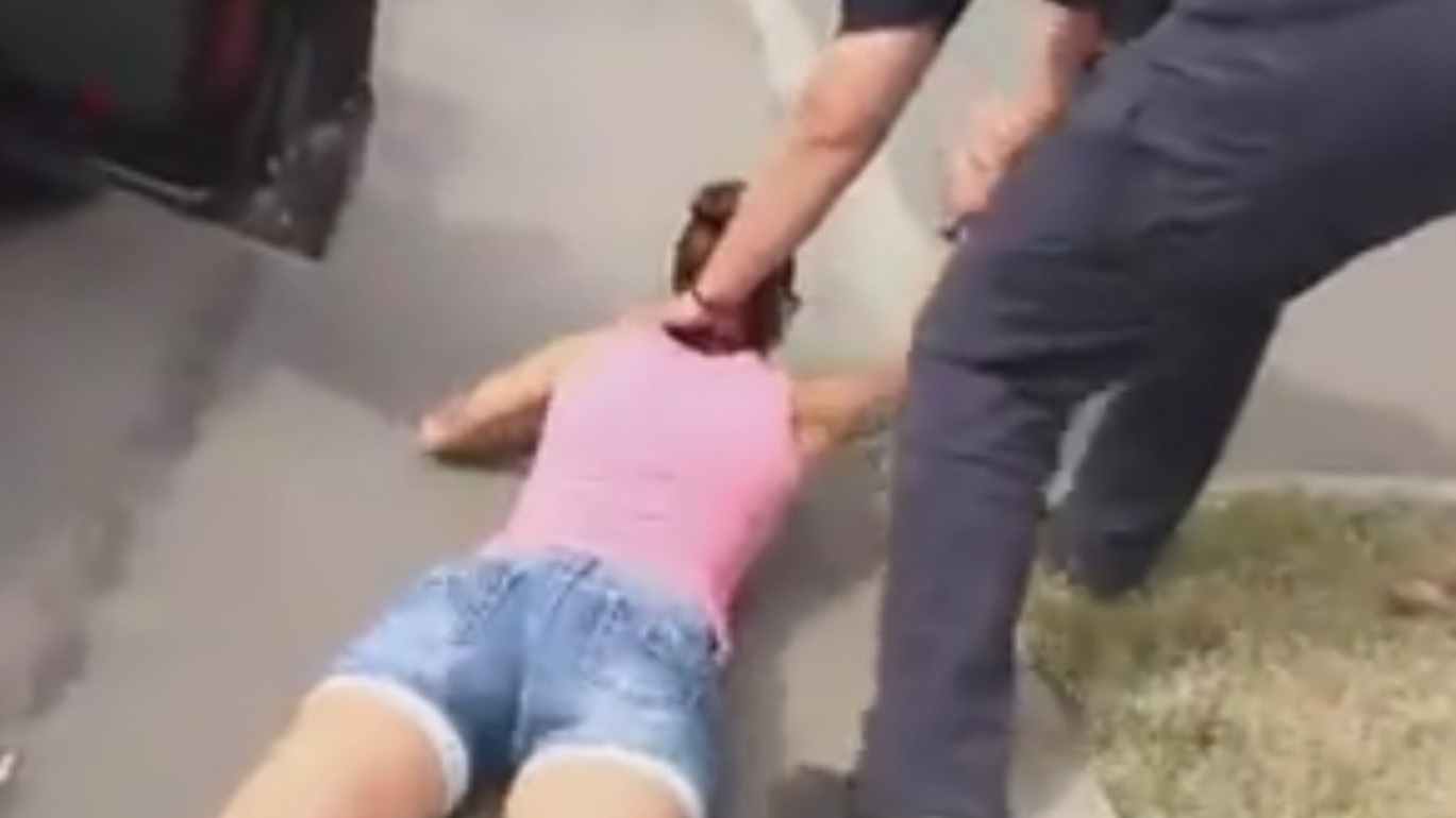 O tânără se plimba cu maşina prin Braşov şi a fost târâtă de mascaţi pe jos. Nimănui nu i-a venit să creadă ce urmează
