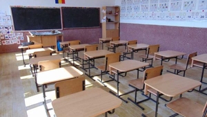 Un elev din Ploiești s-a dezbrăcat în clasă, apoi și-a agresat colegii