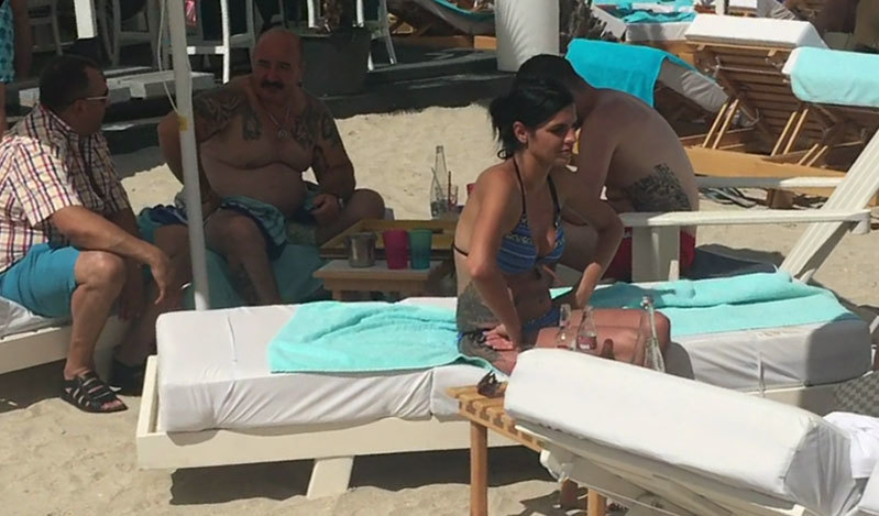 Nuţu Cămătaru ia o pauză de la jocul de table şi discută cu un prieten