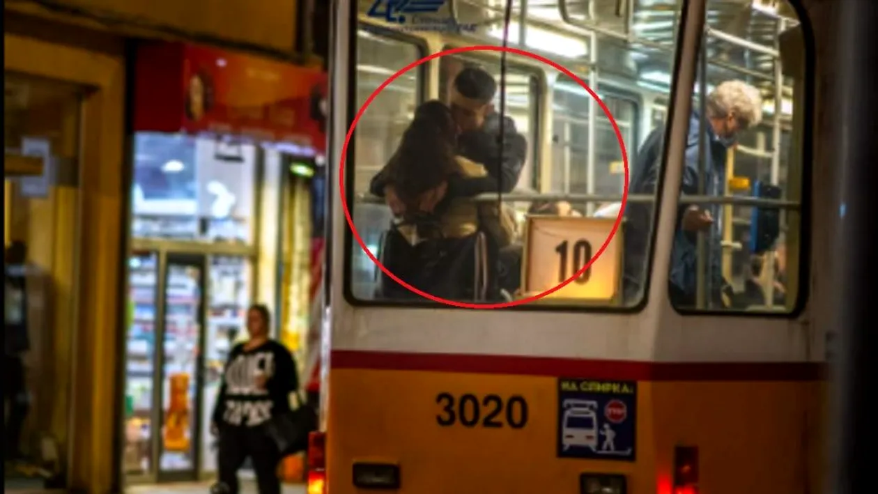 Gestul revoltător făcut de doi tineri, în tramvaiul plin de călători. În plină pandemie, și-au dat măștile jos și s-au sărutat. FOTO