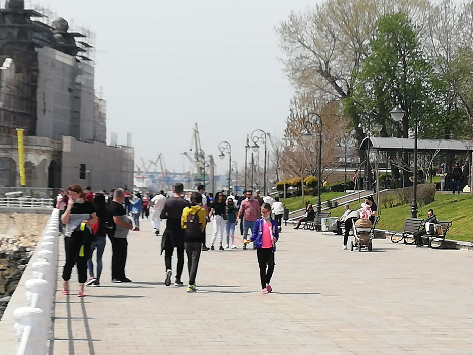 Constănțenii au ieșit la plimbare pe faleza de la Cazinou, de 1 Mai, înainte de Înviere
