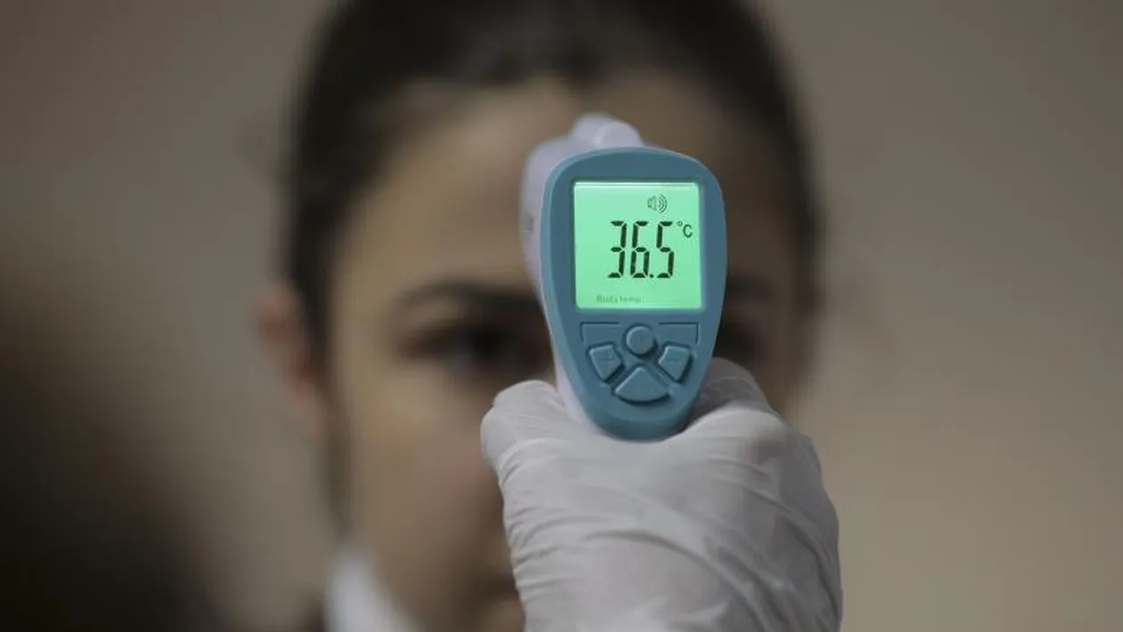 Unele dintre lanțurile de supermarketuri renunță la măsurarea temperaturii clienților, în urma scandalurilor iscate