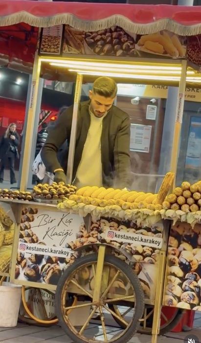 El este vânzătorul de porumb care frânge inimi! Milioane de tinere de pe tot globul tânjesc după el și fac coadă în fața tarabei