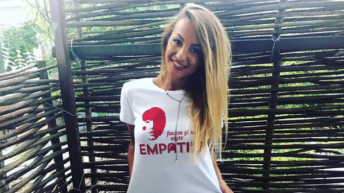 Fotografia ASTA, cu posteriorul bombat al FLAVIEI, l-a făcut pe un fan să-şi piardă minţile! Ce mesaj indecent a primit "Vecina"