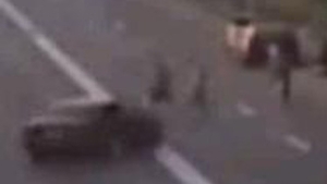 Accident incredibil in Buzau! Un sofer teribilist si-a scapat bolidul de sub control si a spulberat doi pietoni! Vezi aici video!