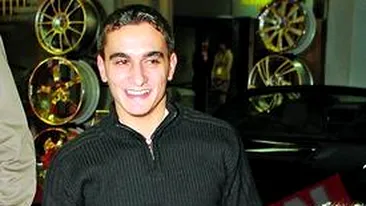 Fosta sotie, Larisa, il injura si il batea