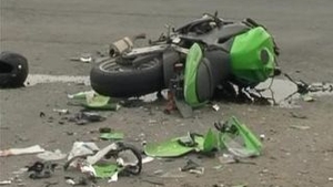 Un motociclist a murit pe DN2 dupa ce a fost lovit violent de o masina si proiectat intr-un alt automobil