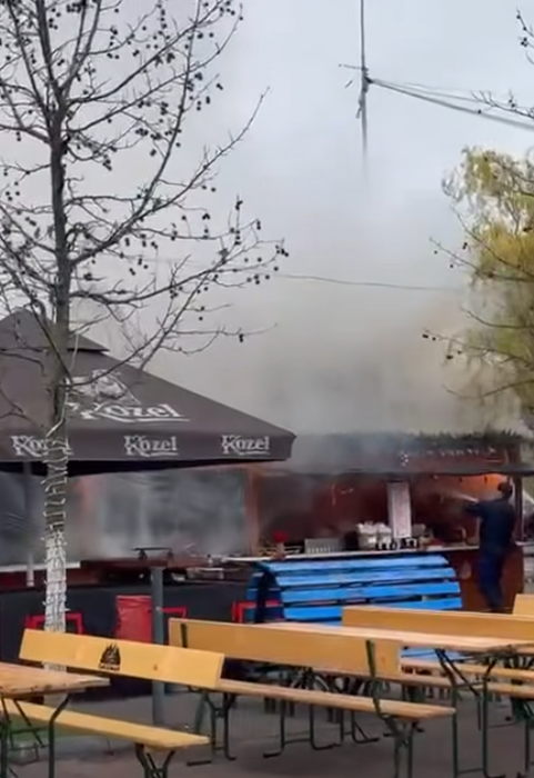 Incendiu la un târg de Crăciun din Capitală! O căsuță din lemn a aras ca o torță