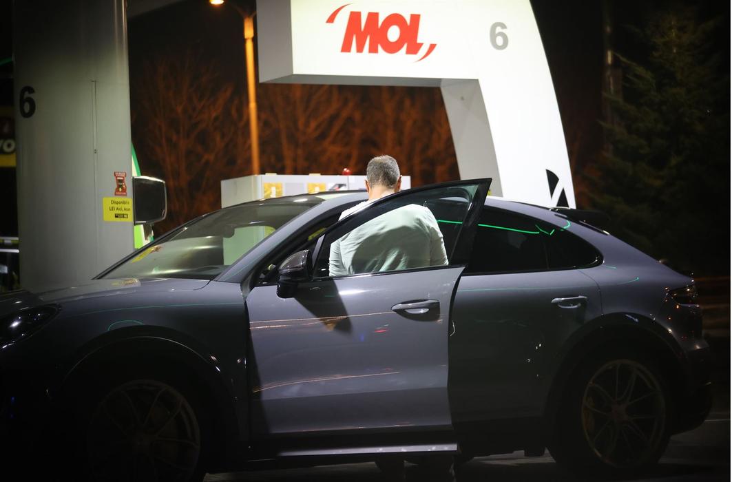 Înainte de a ajunge la restaurant, Yoav Stern a oprit pentru a alimenta bolidul Porsche Cayenne Turbo GT, cu preț de pornire de 200.000 € (Foto: CANCAN.RO)
