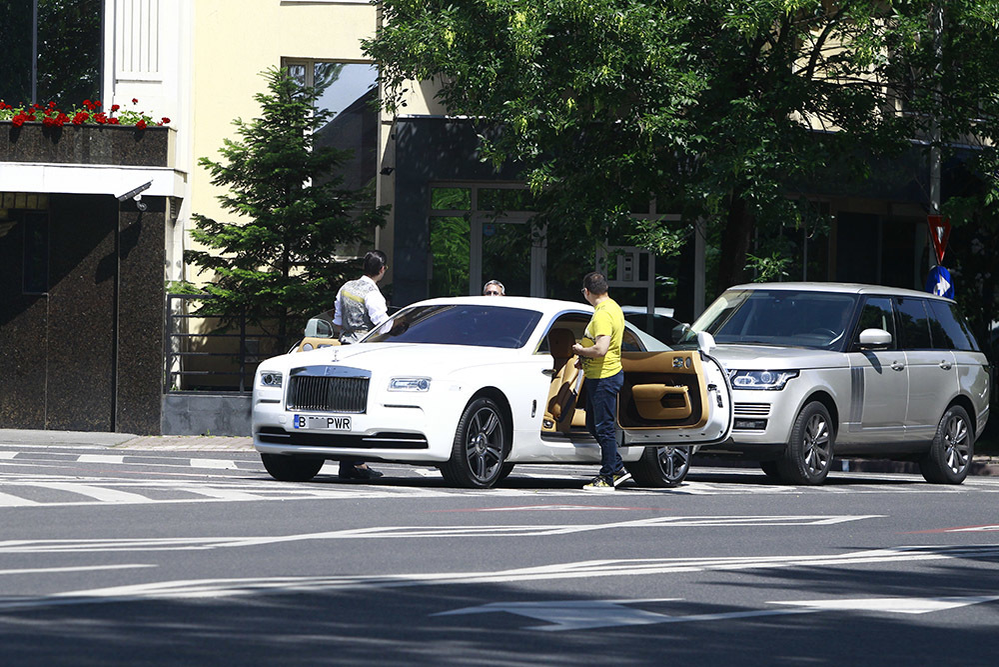 Joshua Castellano şi Edy Power au blocat strada lui Iohannis ca să stea la taclale