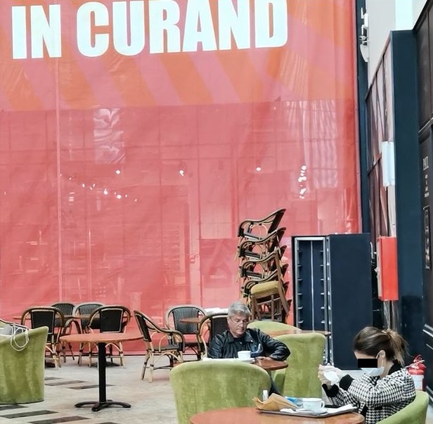 Dan Bittman, singur-singurel, la cafenea în mall