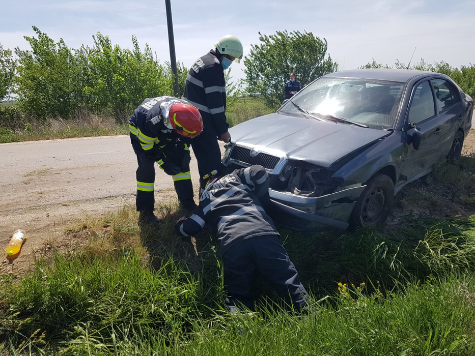 Accident teribil cu 3 mașini în Teleorman! Impactul a fost atât de puternic, încât unul dintre autoturisme s-a răsturnat. Cine sunt victimele