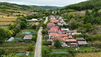 Localitatea din România fără apă potabilă și canalizare funcțională, dar cu bani pentru capace frigorifice de sicriu