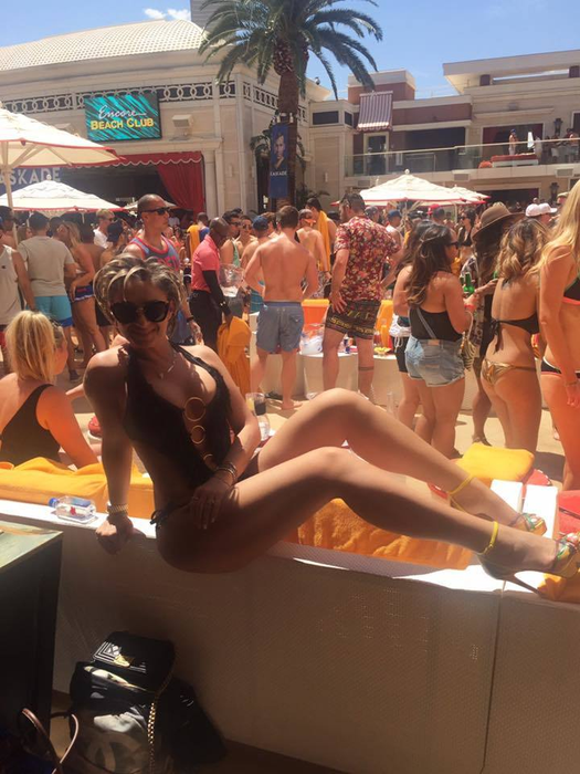 Ce bine arată sexy-impresara în costum de baie! Soţia lui REGHE i-a făcut pe internauţi să exclame „I-a căzut paiul din gură!“ | FOTO