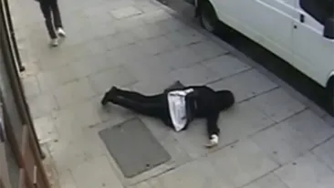 O adolescenta de doar 16, facuta knock-out in plina strada! Uite ce lovitura a putut sa primeasca!