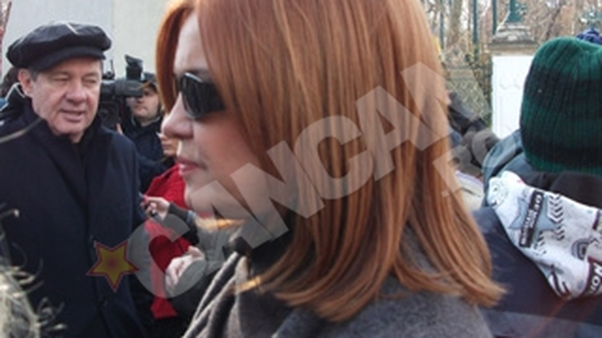 Au plans de mila maidanezilor! Cristina Topescu a adunat artistii in fata Palatului Cotroceni, ca sa protesteze impotriva eutanasierii cainilor fara stapan