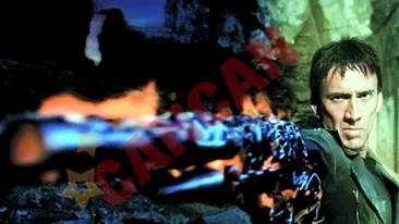 Nicolas Cage trage cu arme de jucarie!