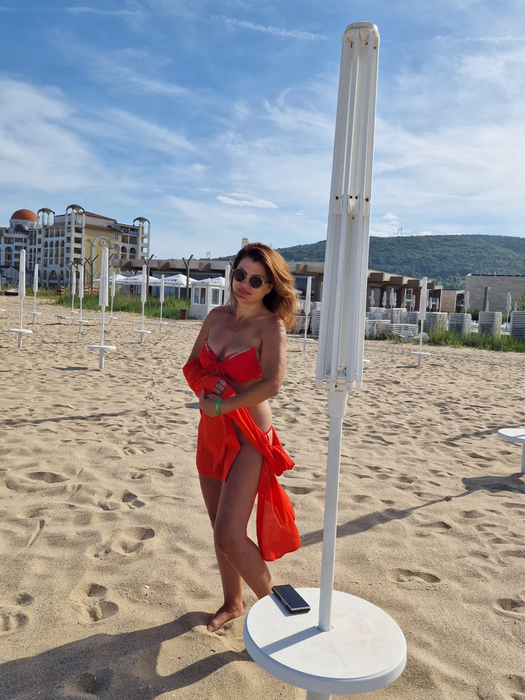 Divorțul a transformat-o! După lacrimi și ședințe la psiholog, o celebră cântăreață a făcut ravagii pe plajă cu noua siluetă: ”Mersul la sală m-a ajutat să-mi eliberez tristețea si furia”