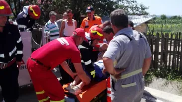 Salvat în ultima clipă. Un bărbat din Argeș a fost găsit suspendat pe un stâlp. Nu se știe dacă s-a electrocutat sau i s-a făcut rău