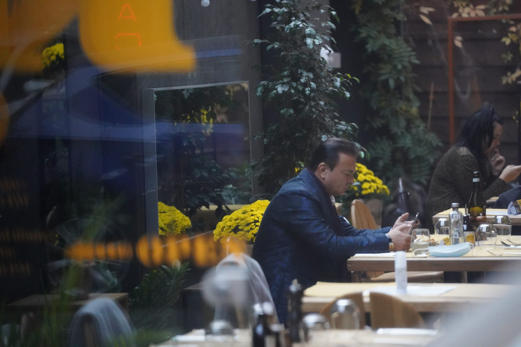William Brânză s-a destins la un restaurant din Capitală, dar nu a uitat de telefonul pe care l-a butonat cam des