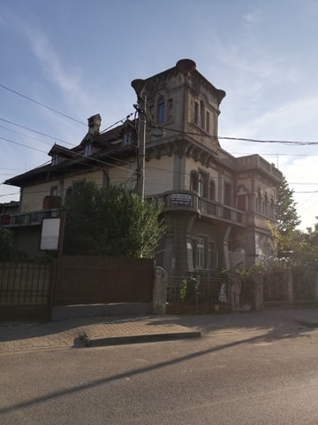 Aici a avut cartierul general Statul Major al Armatei a 2-a în Primul Război Mondial