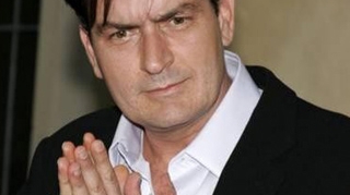 Charlie Sheen se bucura de insuccesul seriei "Doi barbati si jumatate"! "Ashton face si el ce poate!"