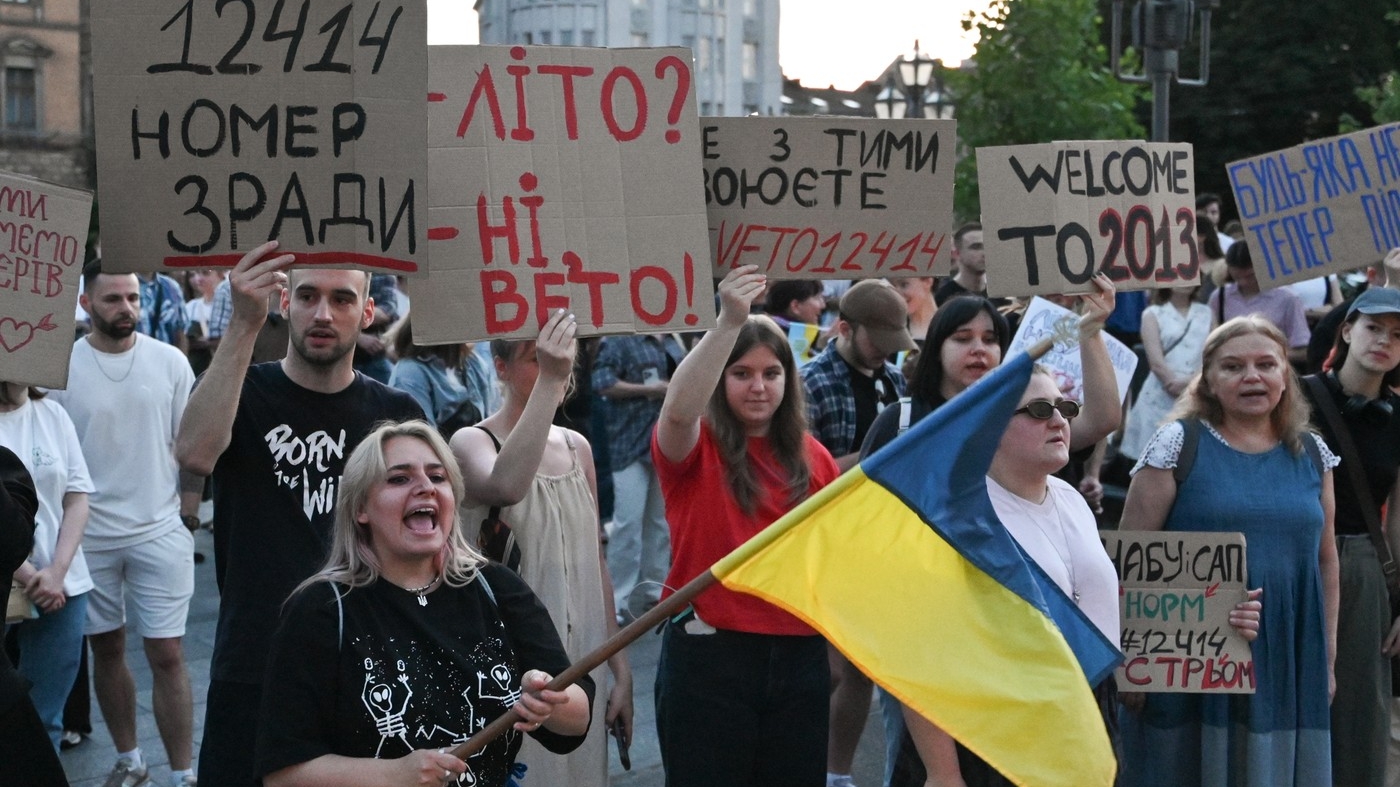 De ce au protestat ucrainenii împotriva lui Volodimir Zelenski. Măsura luată de parlament care ar putea afecta țara grav