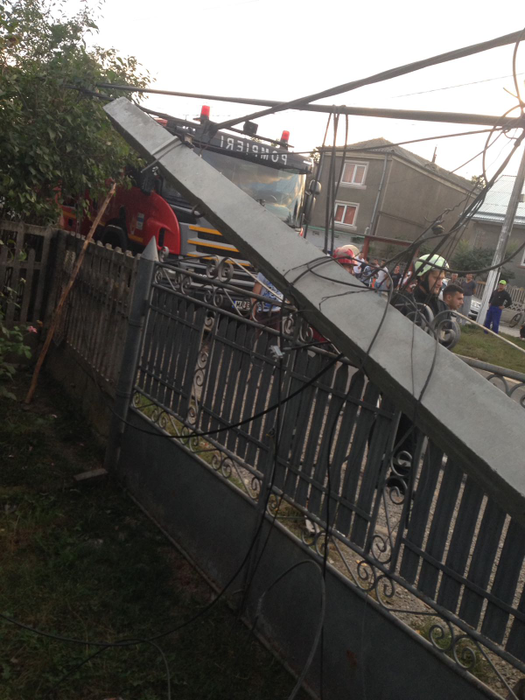 A intrat cu TIR-ul într-o casă! Șoferul se află în stare gravă