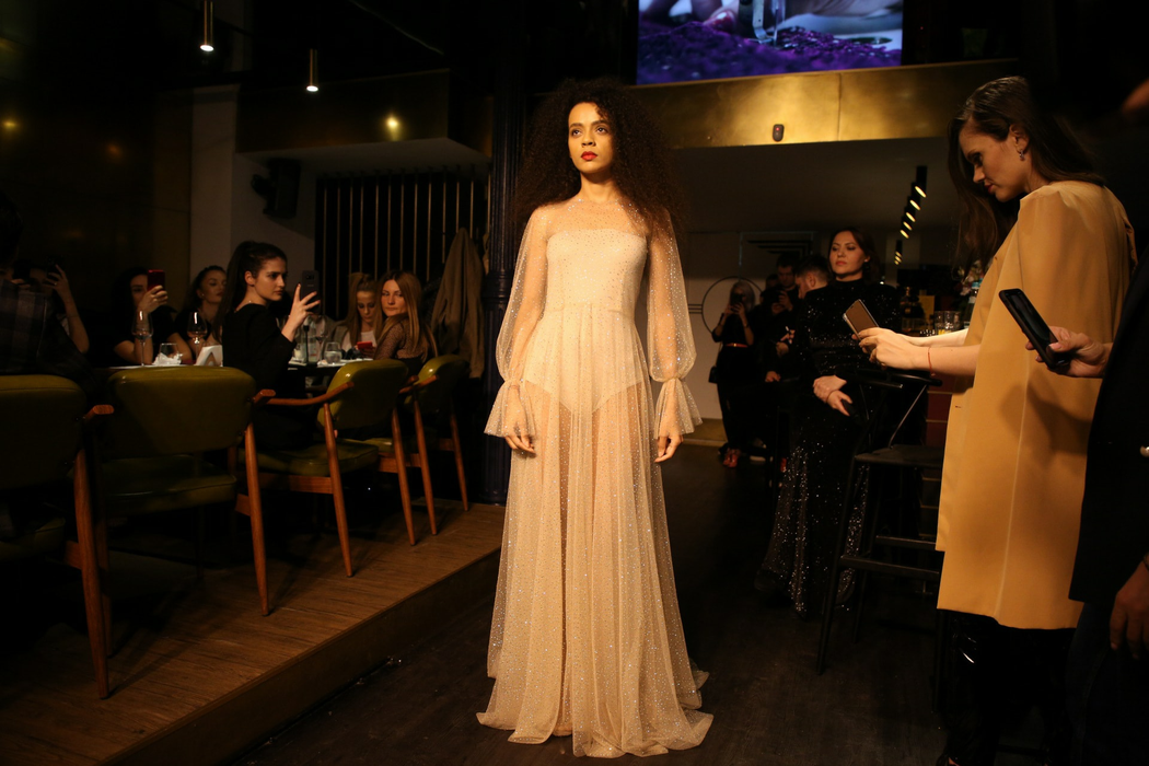 Prezentare de modă cu invitați de lux! Paula Milea și-a lansat noua colecție! Cum a apărut Elena Băsescu