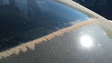 Norul de praf saharian a lovit, din nou, România! În mai multe județe a plouat și cu noroi