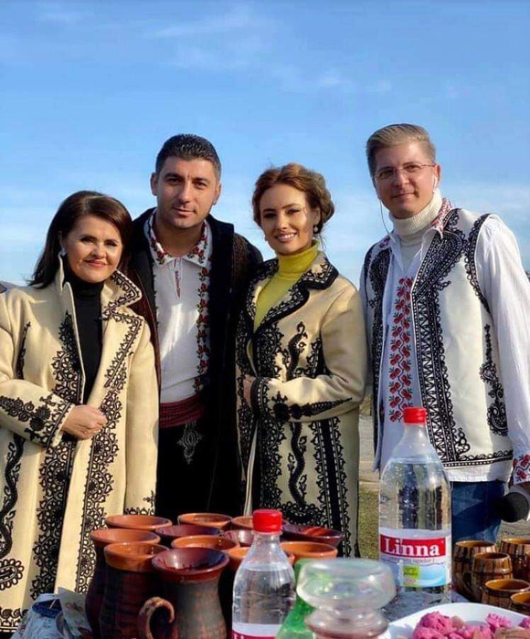 Divele folclorului românesc, dezmăț total la tăierea porcului. S-a cântat și s-a dansat!