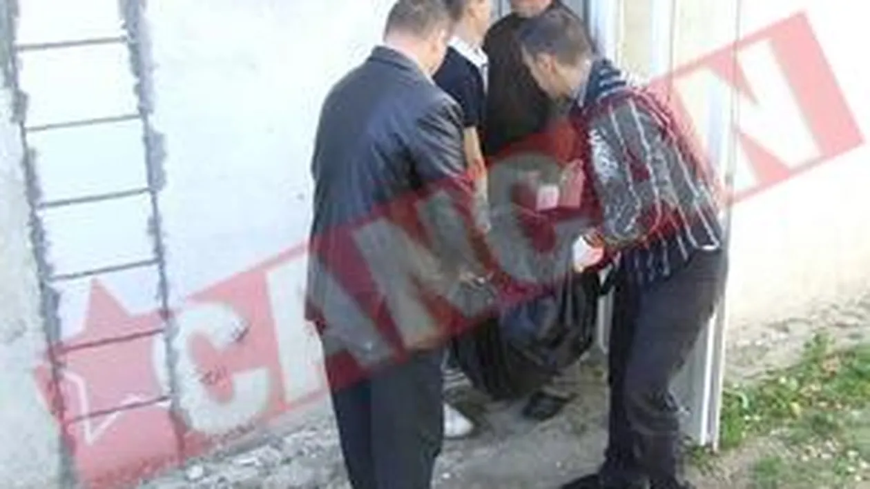 Se bat pentru custodia copilului politistului asasin