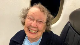 Această femeie este confundată cu un bebeluș de fiecare dată când călătorește cu avionul, numai că Patricia are 101 ani. „A fost amuzant”