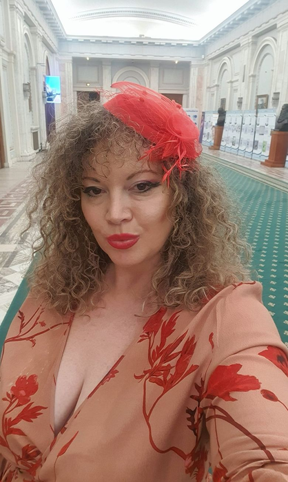 Gestul făcut de Oana Lis față de cei care o critică / Sursa foto: Facebook