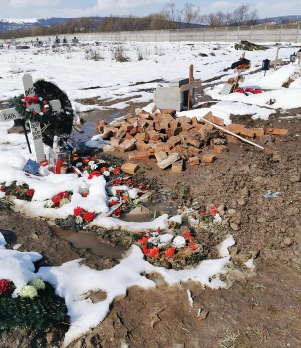 Imagini greu de privit! Mormântul unei fetiţe din Făgăraş, vandalizat în timpul unei petreceri în cimitir. FOTO