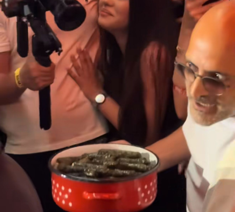 Mahmut Orhan a împărțit sarmale la Nuba! Cel mai viral DJ al momentului a făcut show în Mamaia!