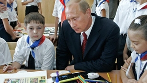 BANCUL ZILEI | Vladimir Putin vizitează o școală din Moscova
