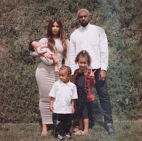Sosia lui Kim Kardashian, o nouă poză în care apare goală pușcă! “E blindată” de celulită. Imaginea a fost publicată de Kanye West, iar motivul e incredibil