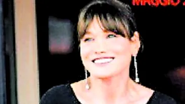 Criza economica face ravagii si la nivel inalt. Carla Bruni isi recicleaza rochiile