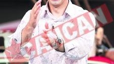 Dan Negru colectioneaza mingi de la promotii