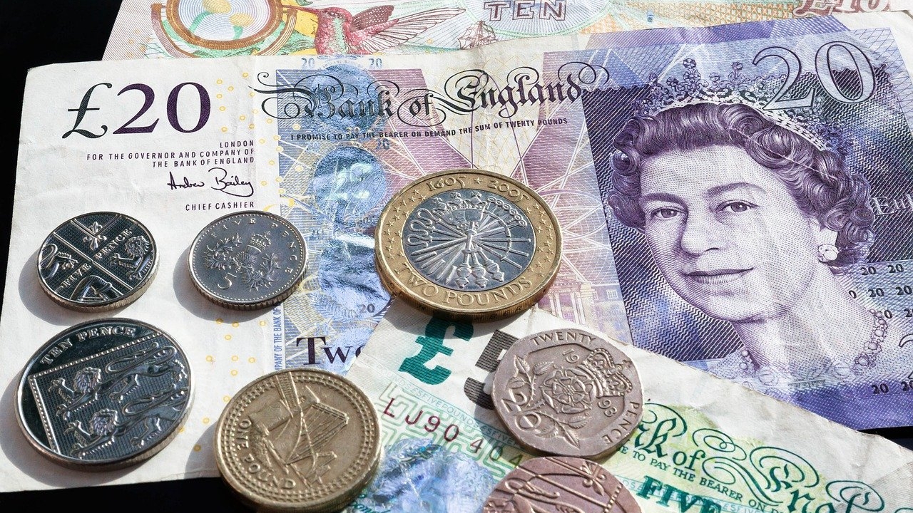 Schimbări radicale în Marea Britanie, după moartea Reginei Elisabeta a II-a. Ce se întâmplă cu monedele și bancnotele