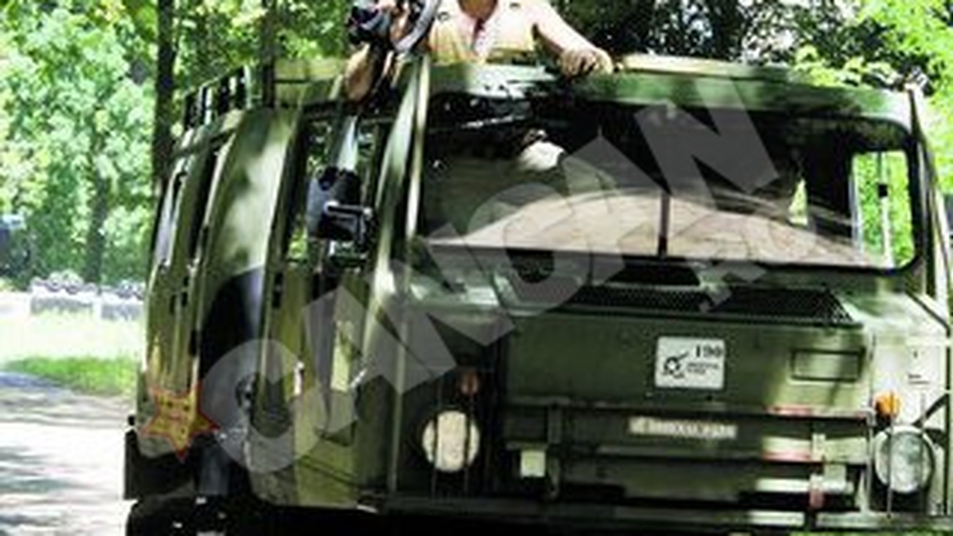 Catalin Botezatu, un militar stilat! S-a plimbat cu tancul prin parc!