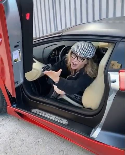 Loredana Groza, dans lasciv în Lamborghini-ul lui Adi Minune. Manelistul i-a dat bolidul pentru o tură prin București | FOTO & VIDEO