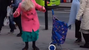 A făcut senzaţie pe o stradă din Brighton! Vezi şi tu cum dansează “pensionara cu palton roz”!