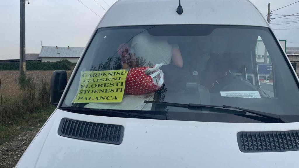 36 de călători s-au înghesuit într-un microbuz de 19 locuri: "Nici măcar aerul nu are loc să circule"