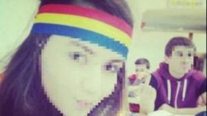 Anchetă incredibilă la un liceu din România! Află de ce a izbucnit un scandal din cauza unei bentiţe tricolore purtată de o elevă!