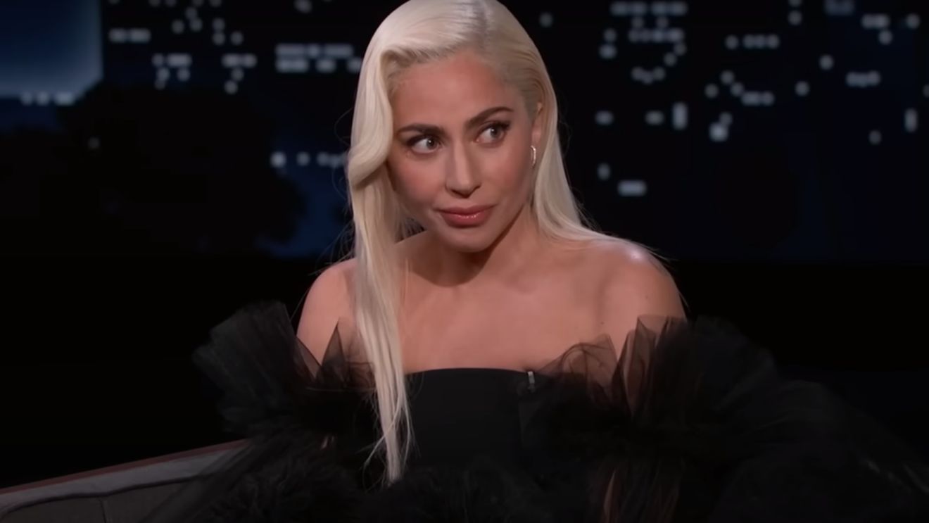 Lady Gaga a purtat o ținută uluitoare pe covorul roșu! Hainele futuriste cu piese de mașină care au atras toate privirile
