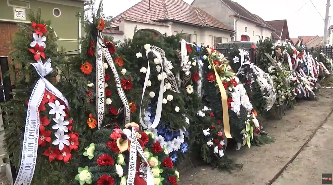 Imagini copleșitoare de la înmormântarea lui Dumitru Stroie. Ce mesaj au scris părinții cântărețului pe coroana de flori | FOTO & VIDEO
