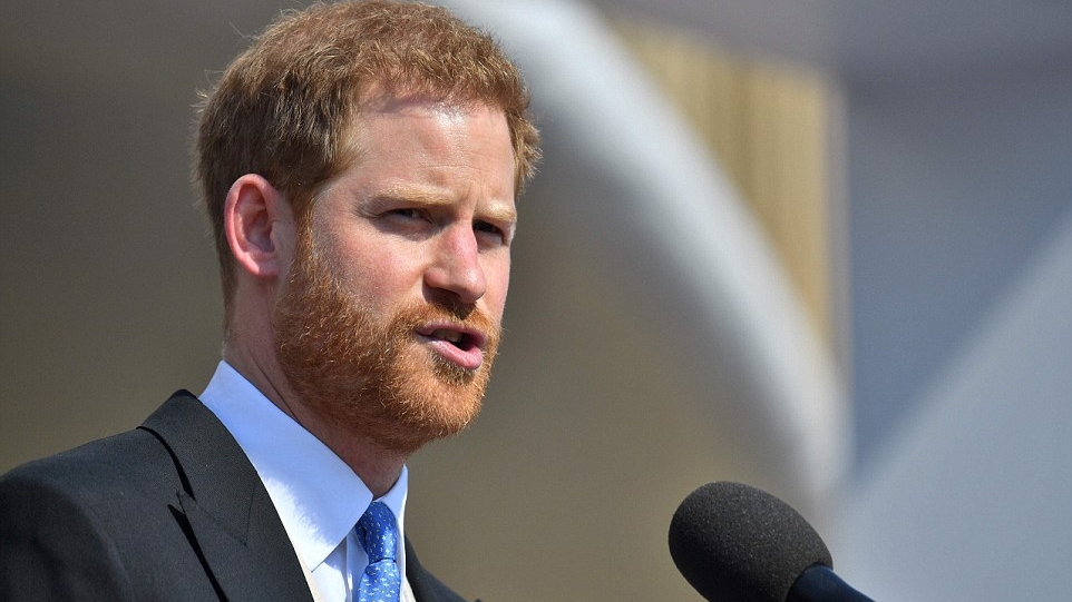 Pe Meghan a pufnit-o râsul la aniversarea Prințului Charles! Motivul este legat de soțul ei, Harry! Ce a pățit acesta în timpul discursului FOTO
